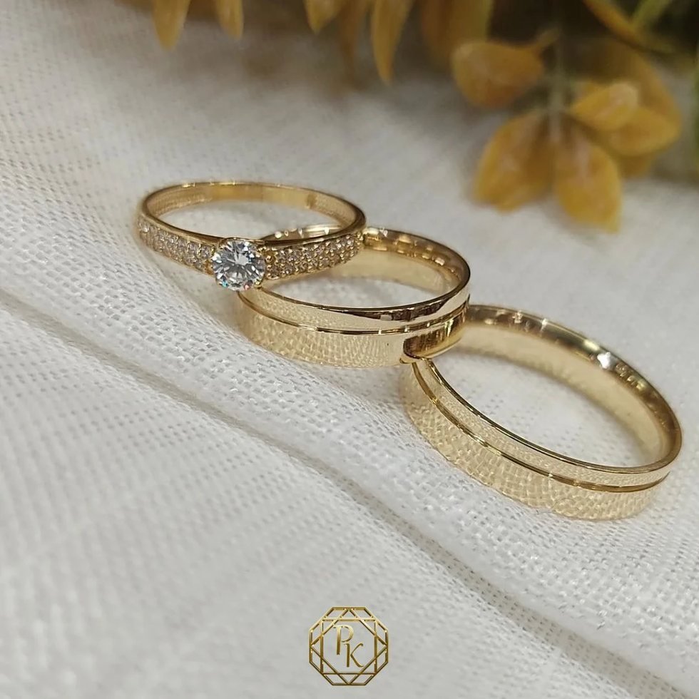 Trio de anéis em ouro 18k: solitário e alianças, feitos sob medida