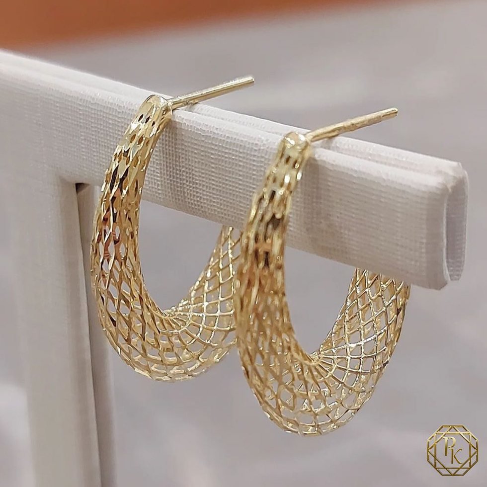 Brincos de argola em ouro 18k com trama vazada