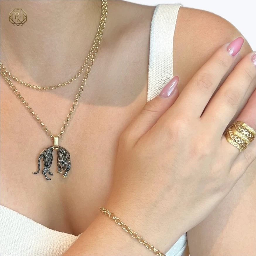 Colar e pulseira em ouro com pingente, usados por modelo
